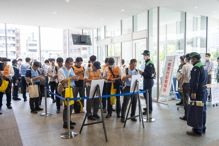 Photo: The participants receiving evacuees at the temporary accommodation facility