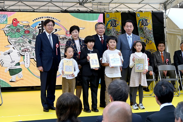 Photo: Photo session with the four winners and Governor Koike