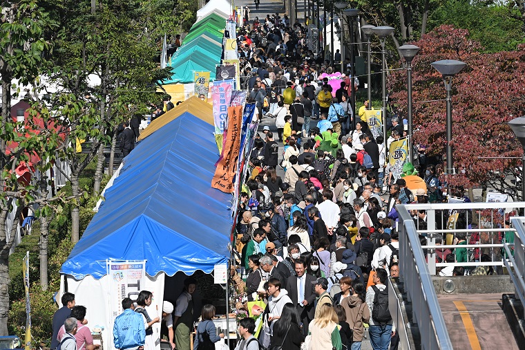 Photo: The event venue crowded with visitors