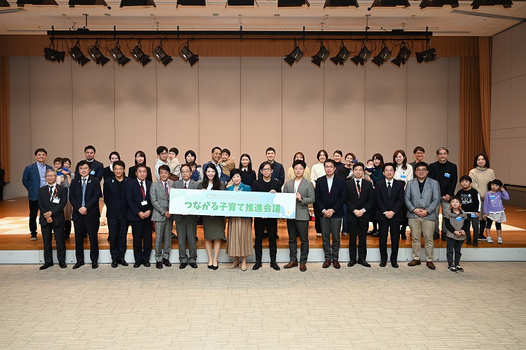 Photo: Photo session with Governor Koike and participants