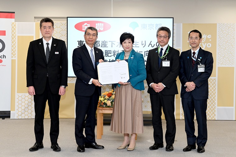 Photo: Photo session with participants at the signing ceremony