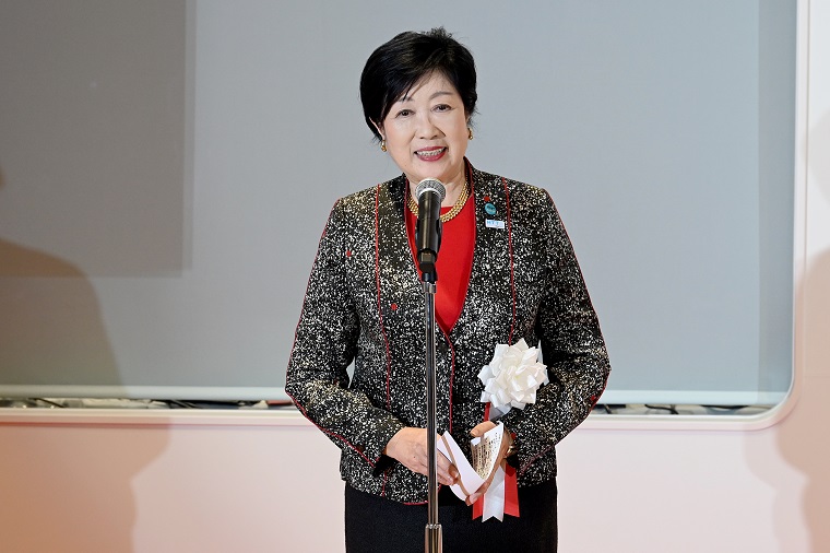 Photo: Governor Koike greeting the audience in her role as organ