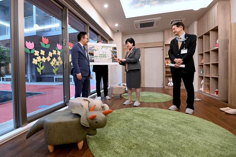 Photo: Governor Koike visiting the condominium