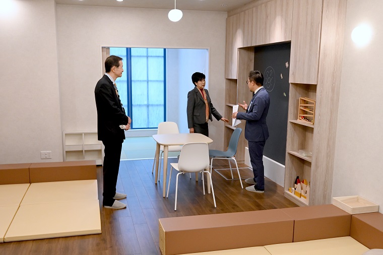 Photo: Governor Koike visiting the condominium