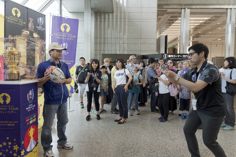 【優勝トロフィー「ウェブ・エリス・カップ」の庁内展示】2019年7月_01