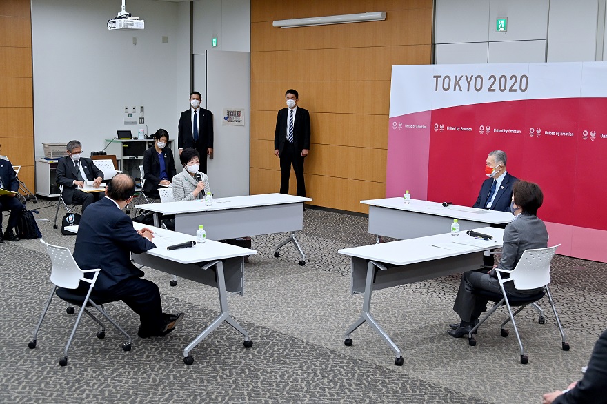 小池知事、森会長、橋本担当大臣による三者会談の写真です