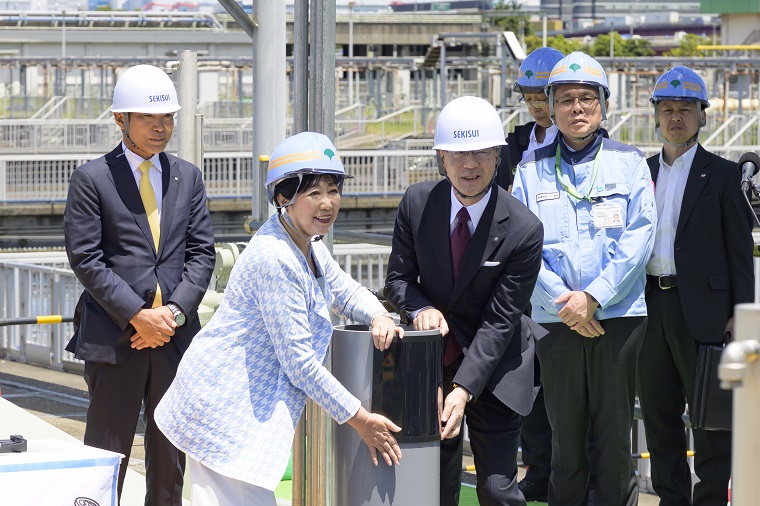 湾曲したパイプ側面にフィルム型ペロブスカイト太陽電池を貼り付けている画像