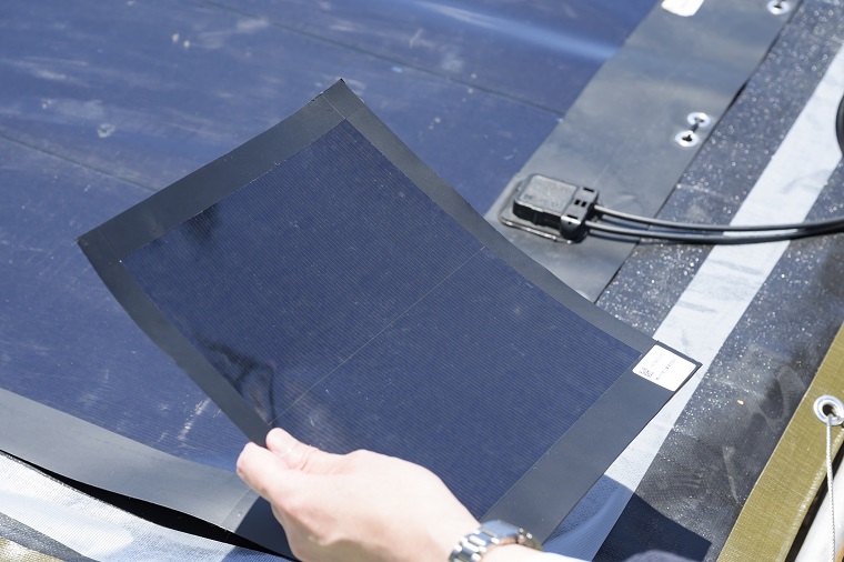 フィルム型ペロブスカイト太陽電池を手に持つ画像