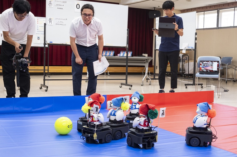施設対抗戦でサッカーをする分身ロボットの画像