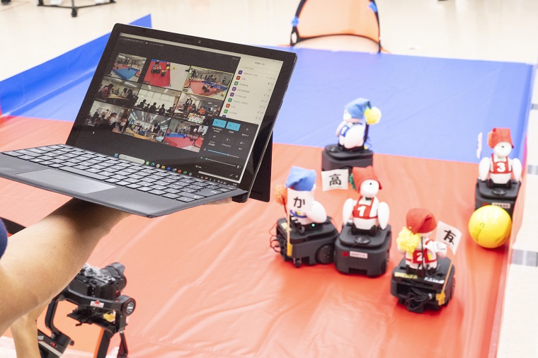 各施設を繋いだPC画面と競技中の分身ロボットの画像