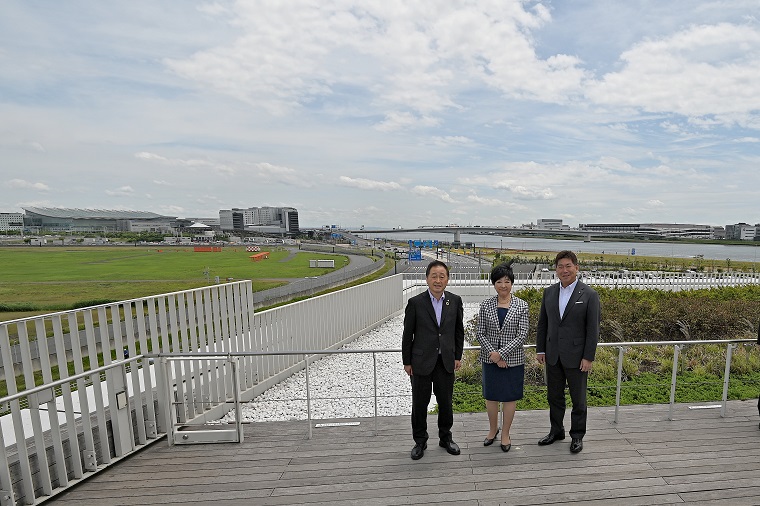 羽田イノベーションシティのスカイデッキにおける三首長の画像