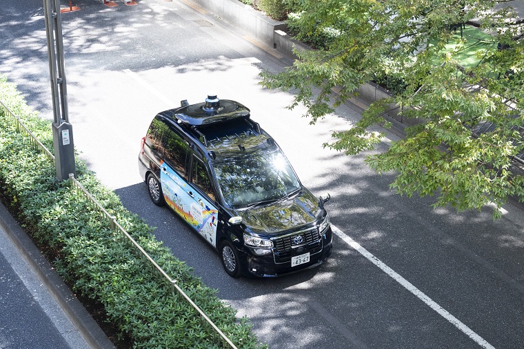 新宿副都心4号街路を走る自動運転車の画像