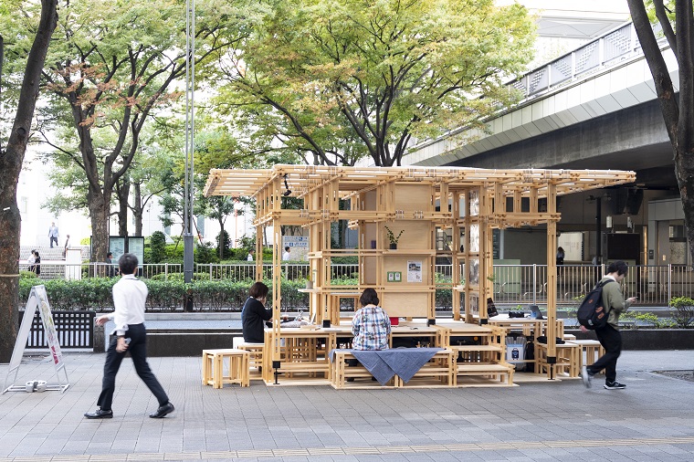 歩道上の木製屋根付き空間の画像