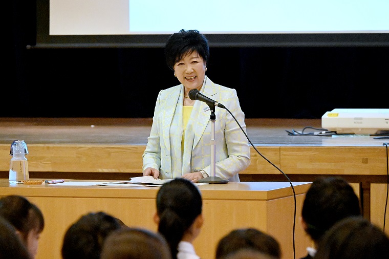 児童に語り掛ける小池都知事の画像