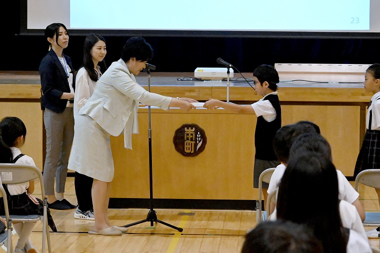 小池都知事が児童に任命証を授与する画像2