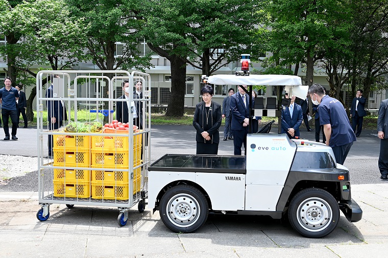 視察する小池都知事の画像1