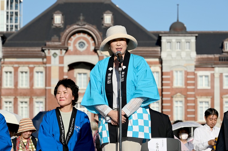 挨拶をする小池都知事の画像