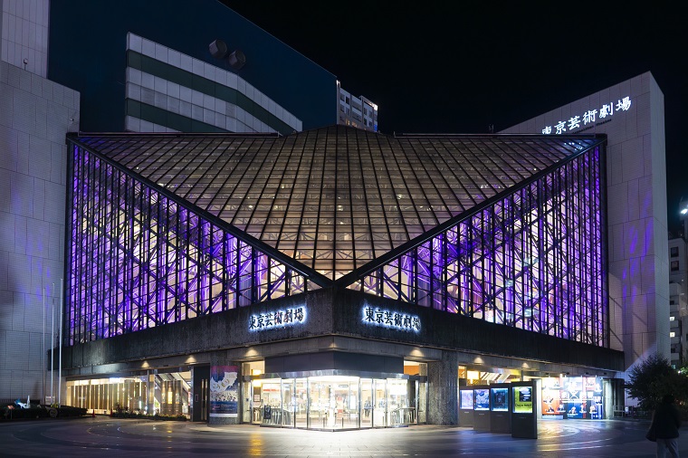 紫色にライトアップされた東京芸術劇場の画像