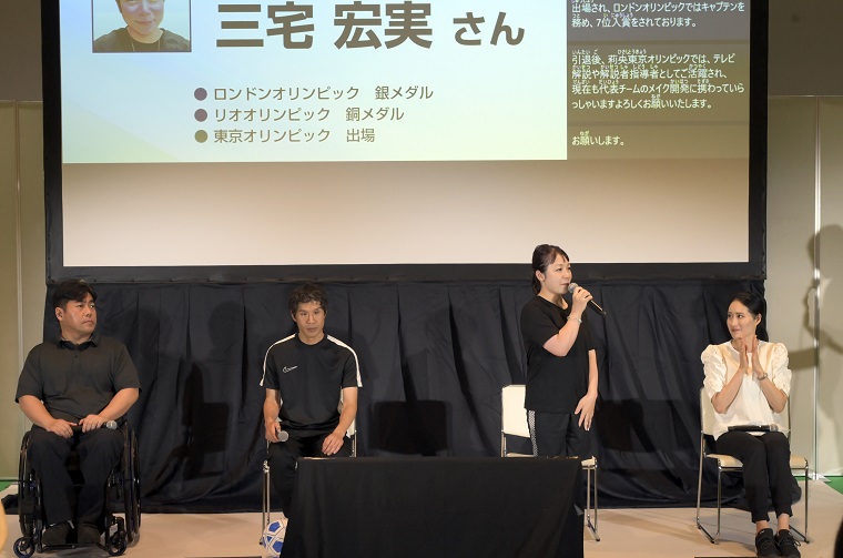 アスリートの左から大堂秀樹さん、佐々木康裕さん、三宅宏実さん、田中琴乃さんの写真