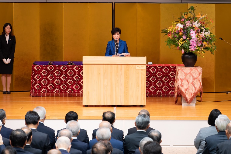 式辞を述べる小池知事の写真