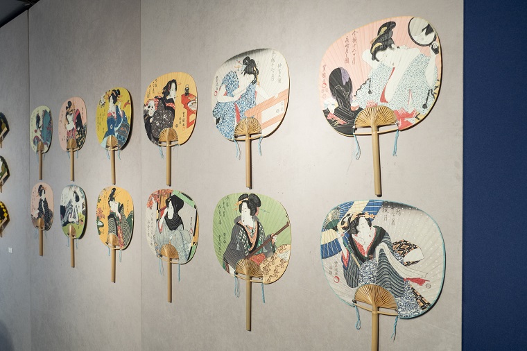 展示された伊場仙の団扇の写真