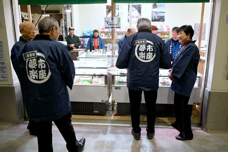 夢市を視察する小池都知事の画像1