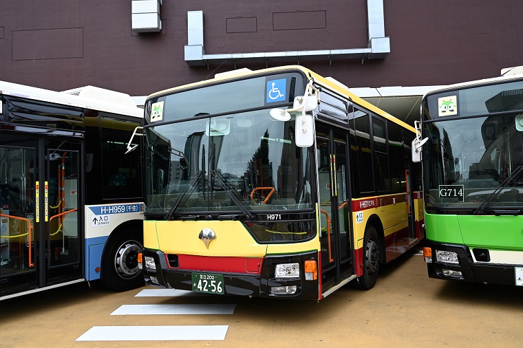赤と黄で塗装された旧デザインバスの画像