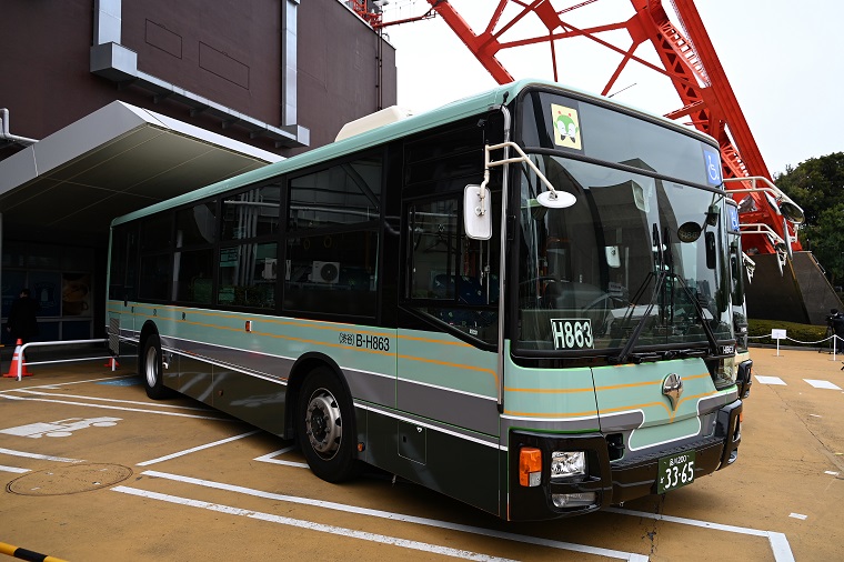 薄緑で塗装された旧デザインバスの画像