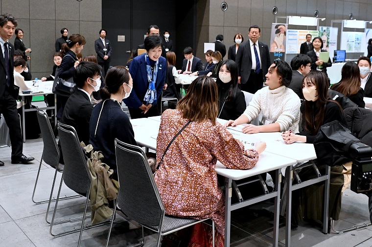 交流会を視察する小池都知事の画像