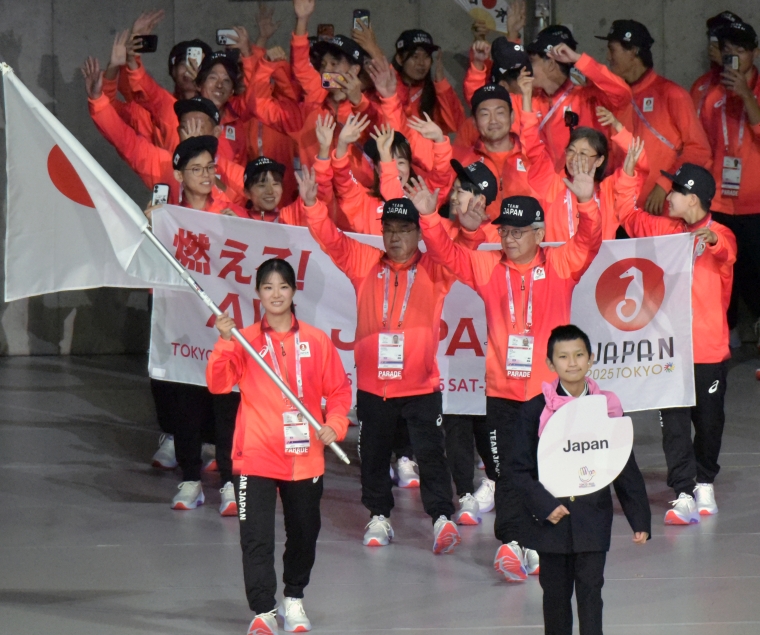 日本選手団の入場の写真