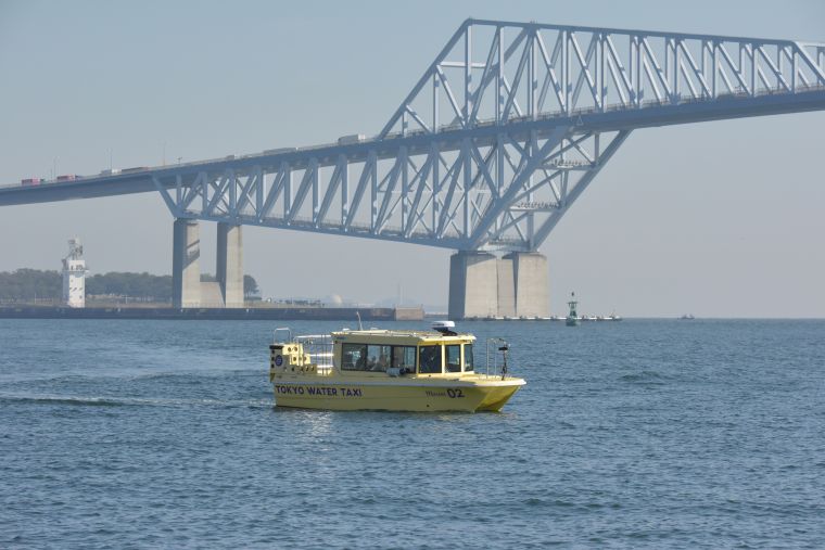 東京ゲートブリッジ周辺を自律航行する船の写真