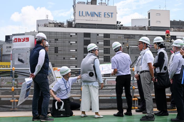 視察をする小池知事の写真