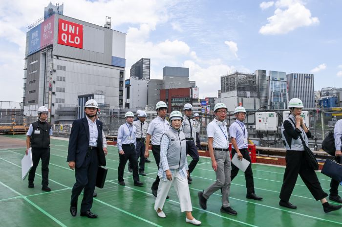 視察をする小池知事の写真