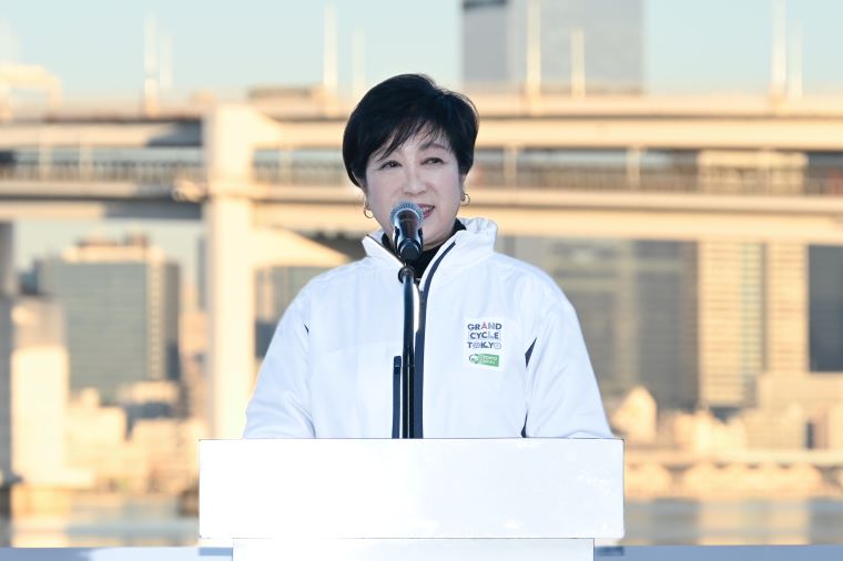 挨拶をする小池知事の写真