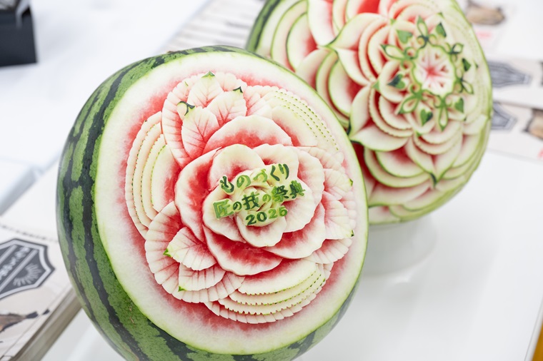 装飾が施されたスイカの写真