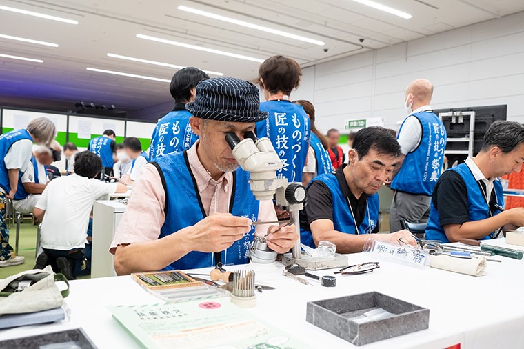 槌目リングの作成をする職人の写真