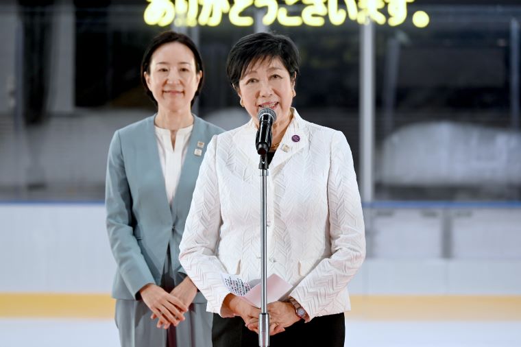 挨拶をする小池知事の写真