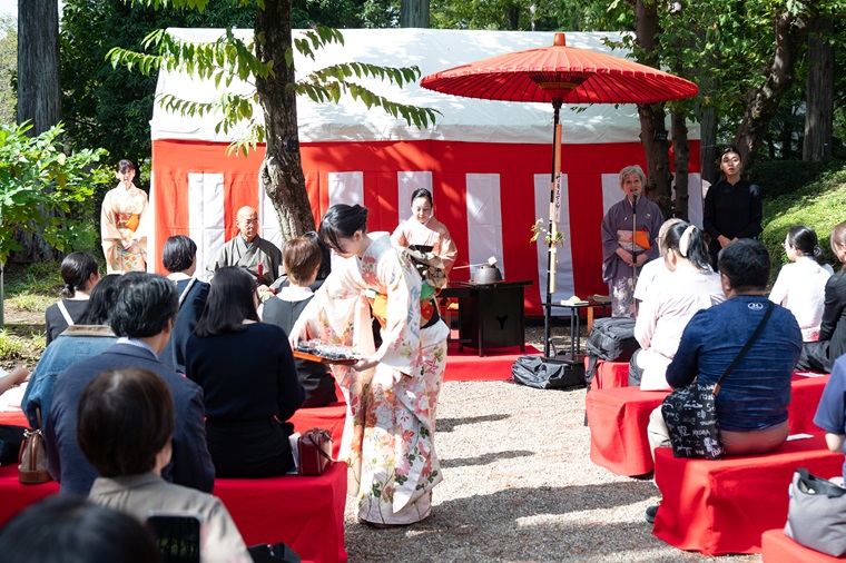 伊達家の門での野点の写真