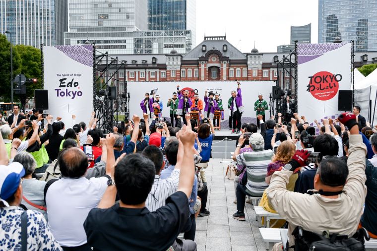 会場のみんなで「トーキョー！」「ワッショイ！」の開幕コールの写真