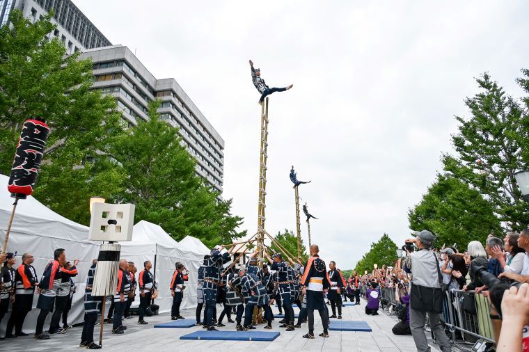 一般社団法人江戸消防記念会による「梯子乗り」の写真