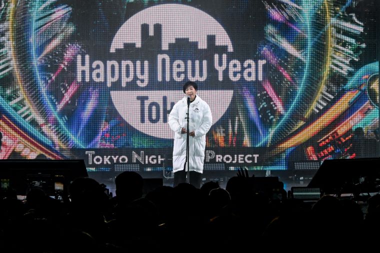 ステージに登場した知事の写真