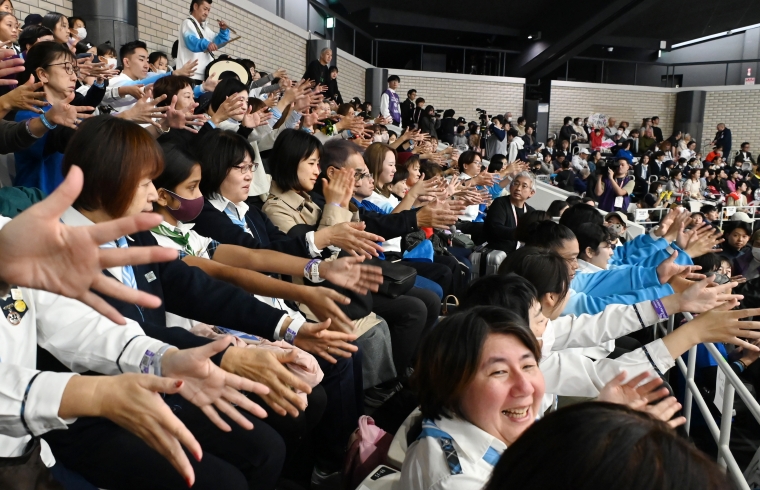 サインエールでバレーボール選手を応援する人たちの写真