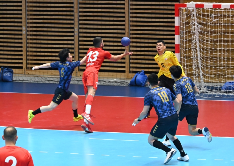 日本のハンドボール男子チームがトルコと対戦する写真