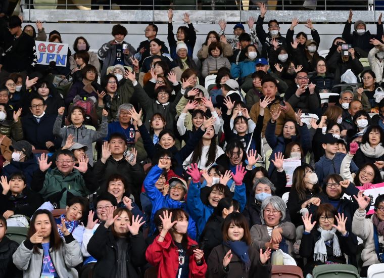 「サインエール」で応援を続けるサポーターの写真