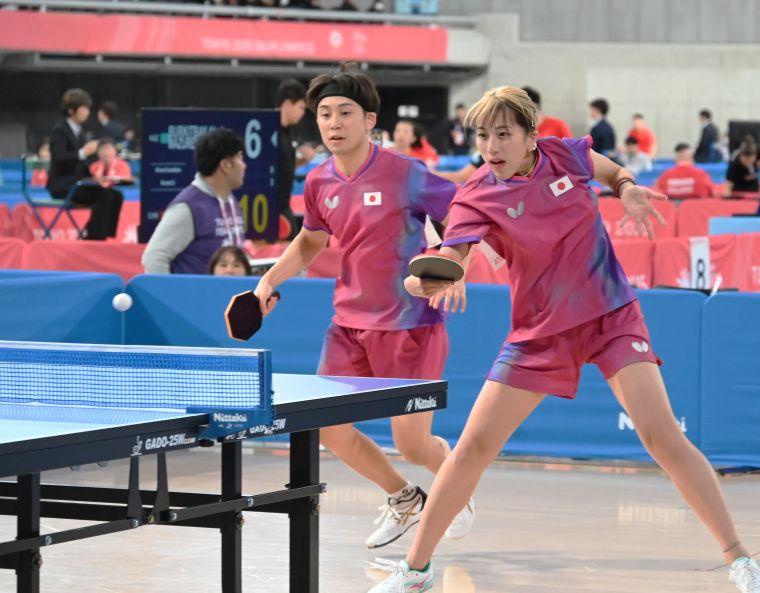 卓球の混合ダブルスに登場した亀澤史憲・亀澤理穂組の写真