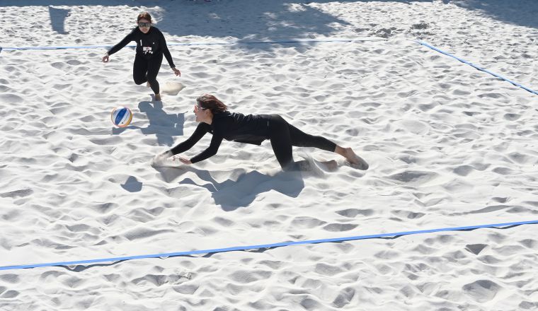 ビーチバレーボール女子でボールに向かう境出ゆきえ・八木沢美穂組の写真