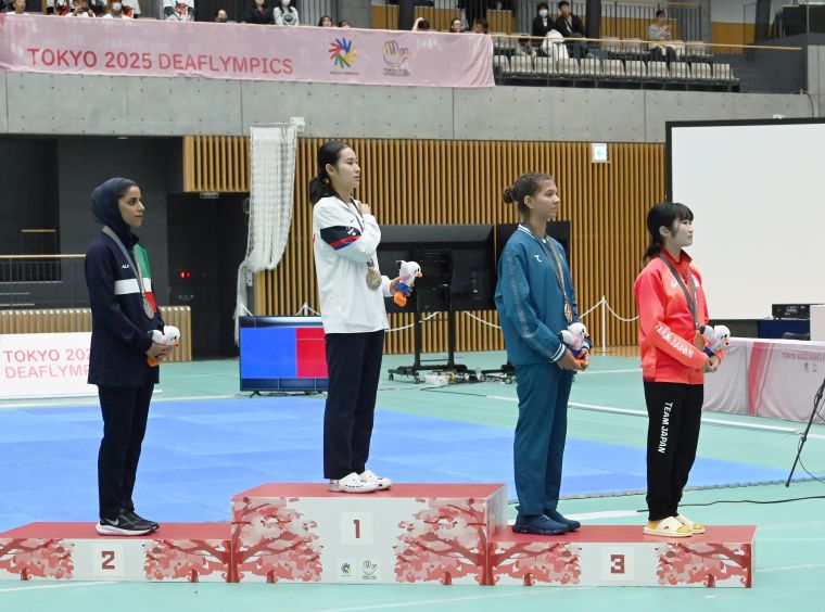 銅メダルを獲得し表彰台に上がる星野萌選手（右端）の写真