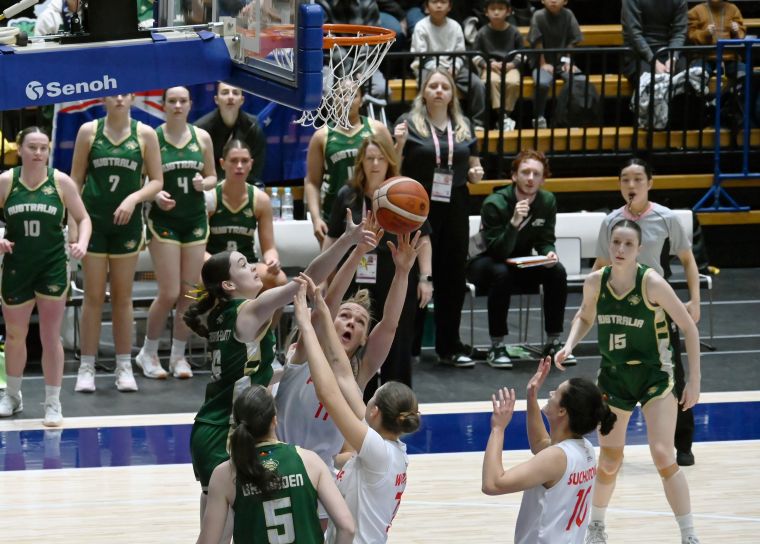 バスケットボール女子の７位決定戦で対戦するポーランドと豪州の写真