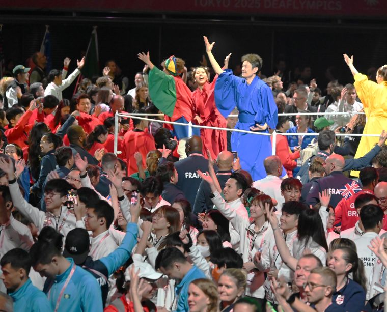 閉会式で「ボンミライ！」を踊る各国の選手たちの写真