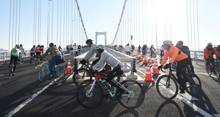 レインボーブリッジを走る参加者の写真